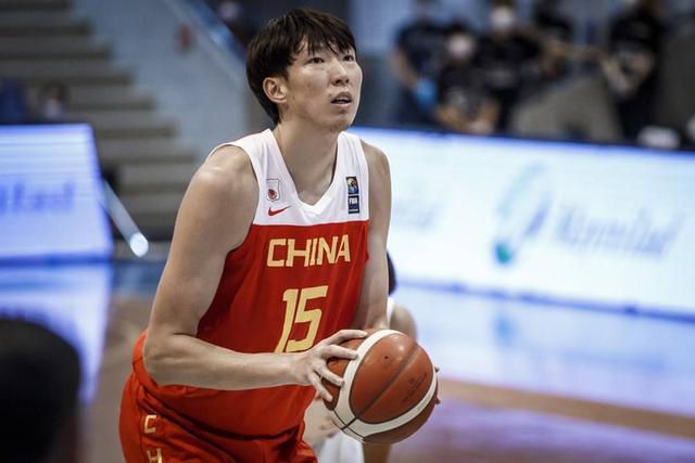 胡明轩|帅出国门！胡明轩亚预赛被日本女粉丝疯狂表白，周琦却无辜躺枪