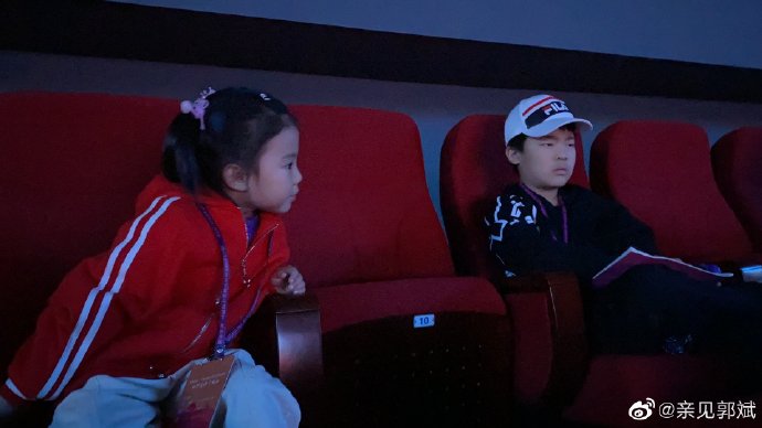 王楠|王楠太幸福，老公郭斌親自下廚燒一桌年夜飯，兩人喝交杯酒迎新年