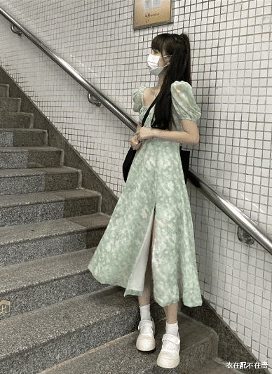 衣在配不在贵|任达华妻子不愧是模特,179踩中跟鞋比老公还高,穿开叉裙真优雅