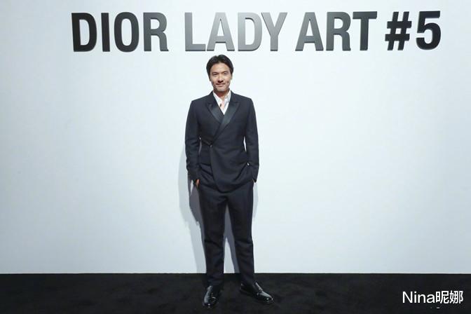 冯德伦|冯德伦罕见露面真“邋遢”，47岁穿西装头发花白似大叔，舒淇不管管