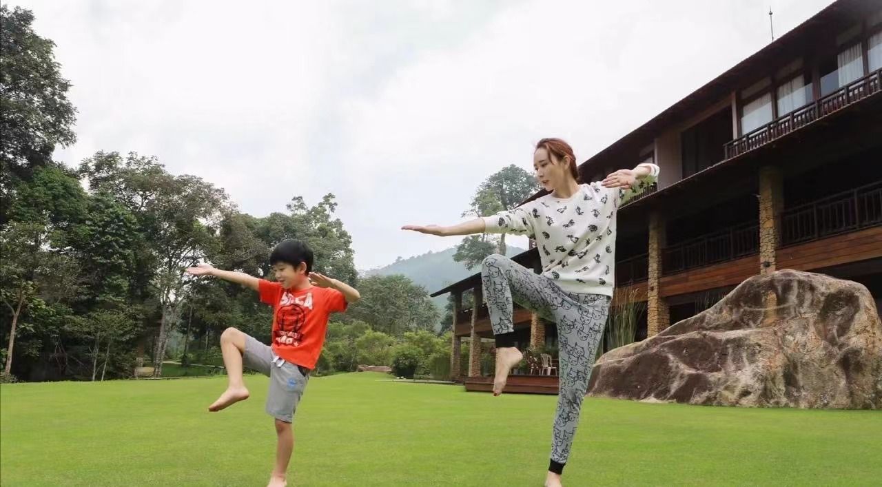 冯提莫|42岁胡静真没阔太架子，穿秋衣秋裤陪孩子玩耍，意外暴露庭院豪宅