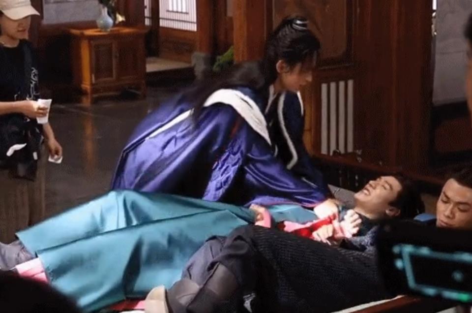 张哲瀚|张哲瀚作品全下架！曾在片场调戏多位女明星，连龚俊都不放过！