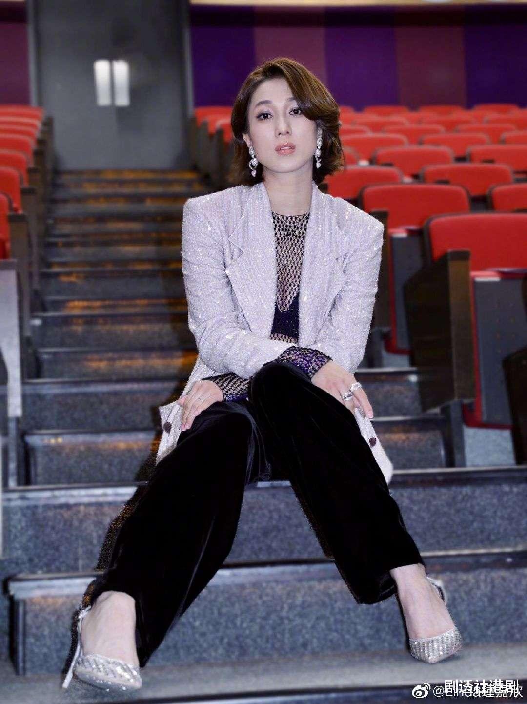 秋瓷炫|钟嘉欣个人网上频道晒颁奖礼前夕短片,自曝已准备好视后获奖感言