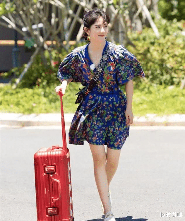 lo时尚咖|谢娜复出状态真不赖，粉色麻花辫太可爱，泡泡袖印花裙真显瘦