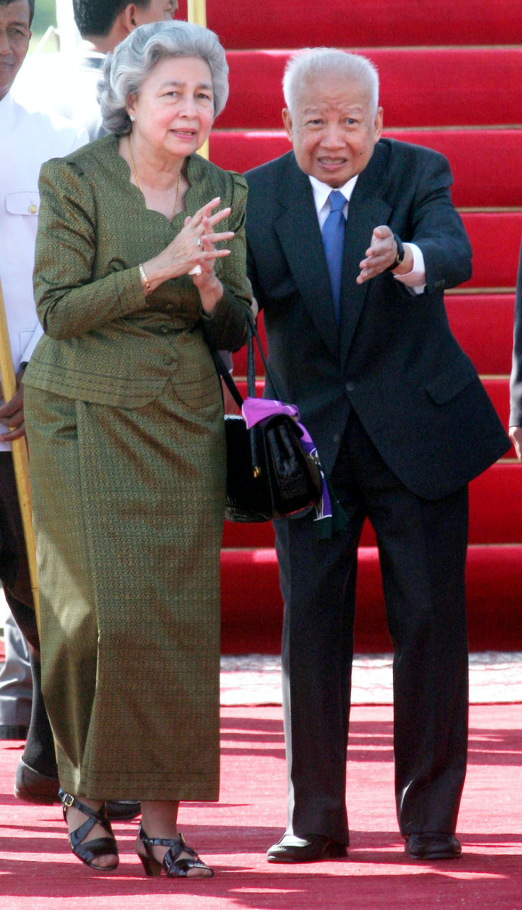 全球时尚风行 柬埔寨国王剃光头也很帅！85岁太后的穿搭真高级，白衣搭紫裙贼美