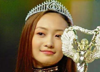 王鸥|来个人管管王鸥吧，故意将腰间掏空露出小蛮腰，这让人眼睛往哪看？