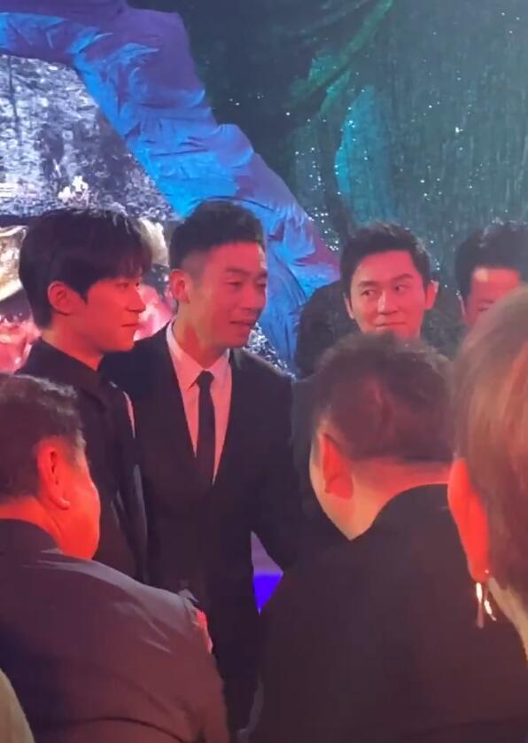 长津湖|千玺《长津湖》八一节目，穿西装难得露笑，与吴京向领导问好超乖