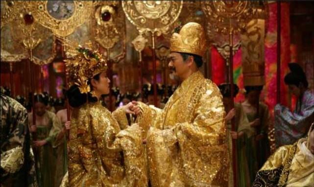 时尚百搭说 小剧组为了省钱有多拼？用枸杞当血包，把树林喷白充当雪景