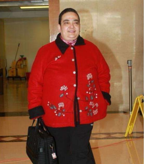 何超雄|哥哥车祸去世，何超雄不结婚养大2个侄女，还把30套房子留给她们