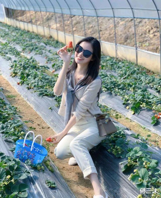 何三沫|针织衫虽然很简约，却能穿出温柔的气质，很适合作为秋装