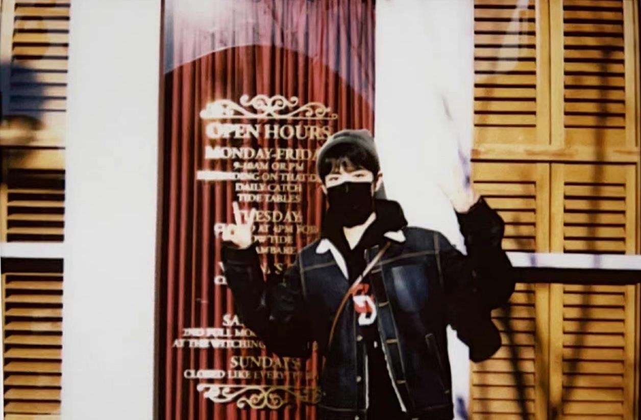 肖战|肖战晒“压箱底存货”！抱着玩偶拍照，头发油油的像没洗头