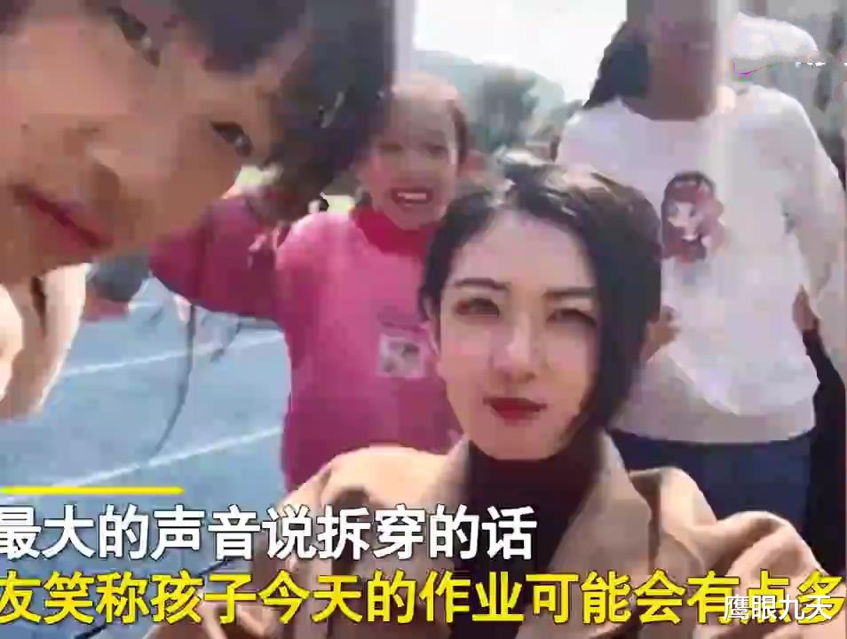 重庆美女老师自拍,学生凑上前一句话令她表情凝固,承受万点伤害