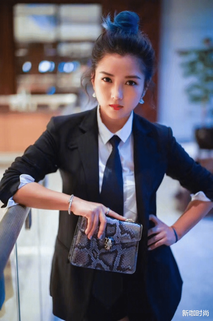 卷发|何洁气质飙升,穿黑色西装洋气又高级,原来是换了“羊毛卷”