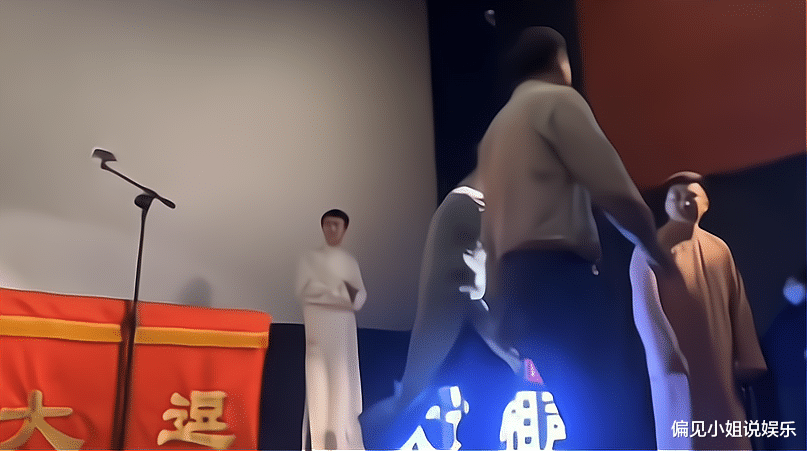 杨幂|全靠同行的衬托！郭德纲徒弟李寅飞，台上情绪失控摔手机爆粗口