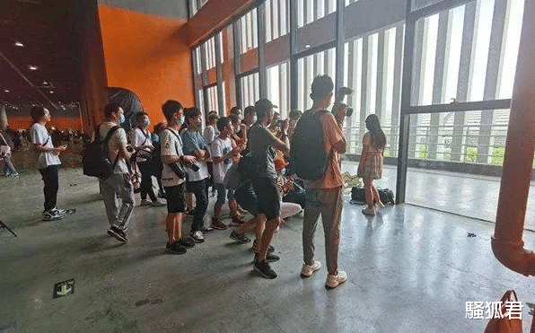 二次元|漫展事件频出暴击二次元风评,妹纸用实力COS快闪万达,惊呆路人