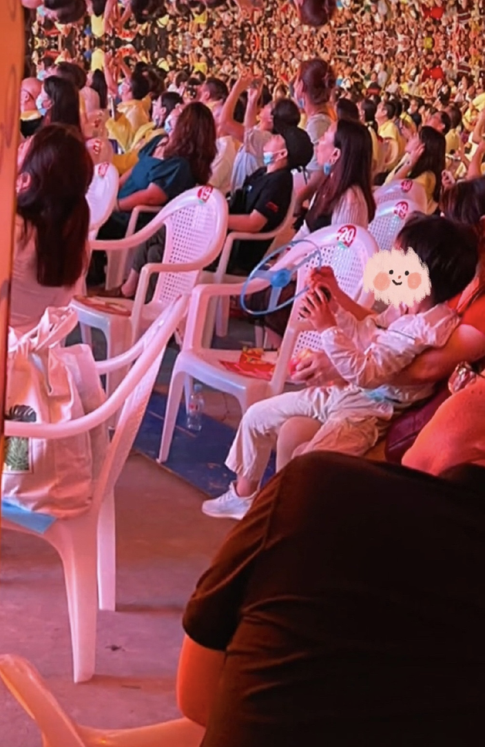 黄晓明|黄晓明带儿子回青岛老家，小海绵现身机场和啤酒节，帅气可爱