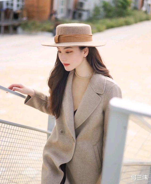 何三沫 不要只会穿裤子过冬,可以尝试连衣裙搭配大衣,既温柔又有魅力