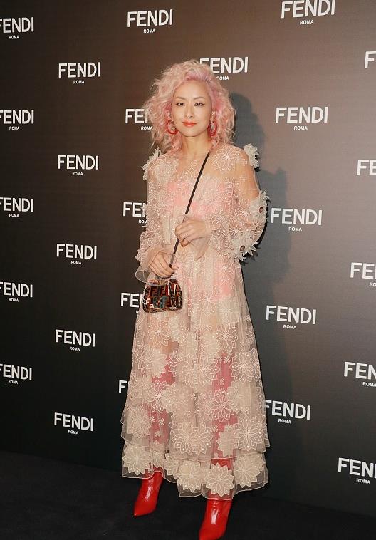 粉色|真没认出这是陈奕迅老婆，人到中年粉发配粉裙硬装嫩，却不浮夸