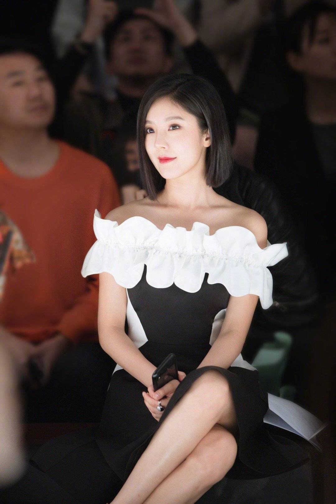 哚乐Like时尚 赵奕欢身材真辣,抹胸裹身皮裙大秀曼妙曲线,搭配choker越发妩媚