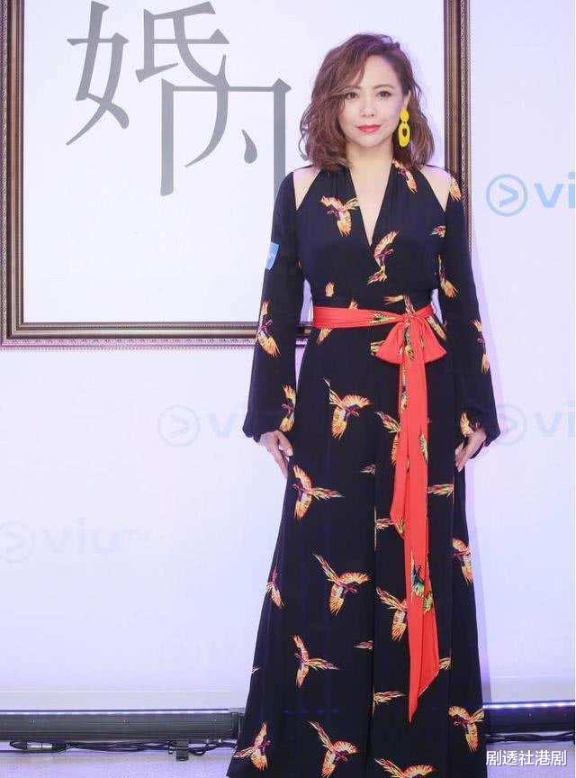 杨丞琳|59岁江华罕见现身超市购物，头巾颇抢镜，外套被网友指眼熟