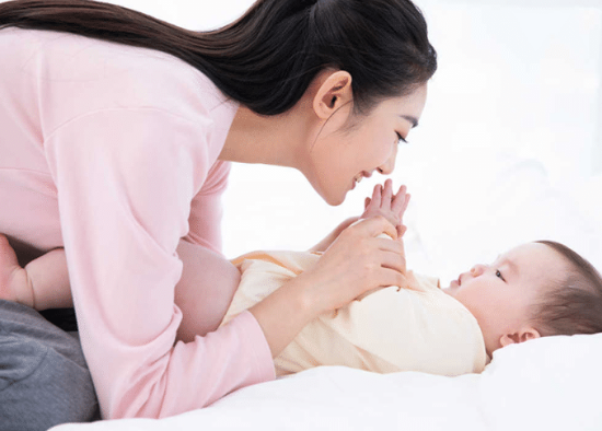 雷五趣说|好多妈妈都说着要自己带娃，却会被现实打败，被迫交给长辈带