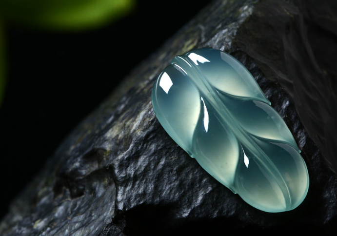 翡翠|喜欢在翡翠上刻字的消费者，先不要盲目，不好的料子你也要刻吗？