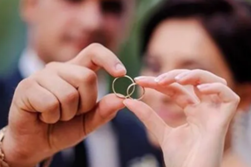 玄风八字感情|女命正官临年柱早恋,但是婚姻缘分宫坐伤官,不利婚姻缘分发展