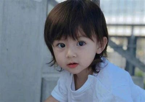 灵琳说育儿 孩子在地铁上不断又哭又闹，“父亲”低下头看手机，旅客的话使他心虚