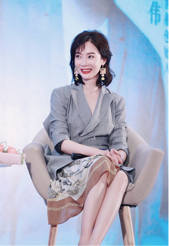 穿衣搭配|陈数真不愧是气质女神,擅长职场搭配,显出干练气息