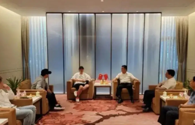 王思聪|王思聪又上热搜了，穿着短裤去和大连大领导谈几个亿的大生意