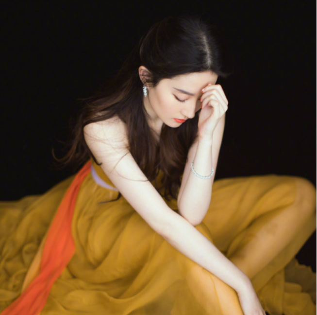 黄橙子|漂亮的凤凰卫视黄橙子，她是炫目的选美冠军，也是很宅的新闻主播