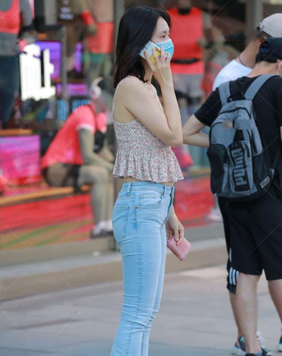 花团锦簇 微喇牛仔裤时尚百搭，和碎花无袖上衣组合，看起来温柔又好看。