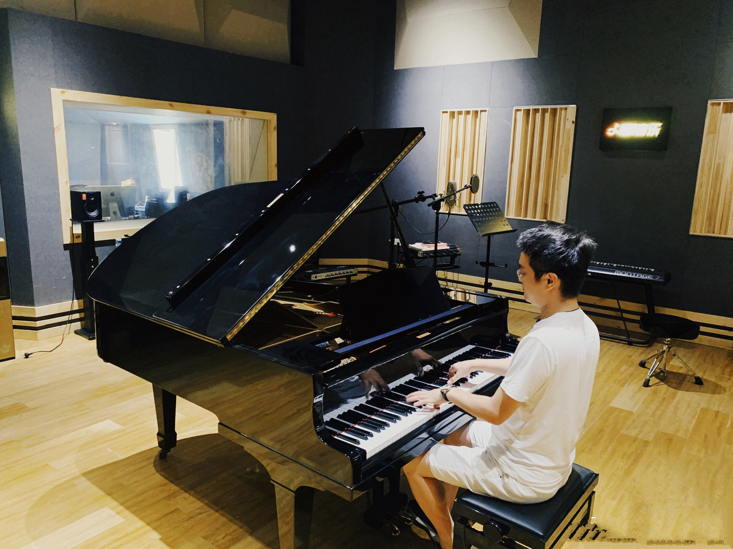 |海峰跳楼自尽，曝光了娱乐圈音乐人的现状， 轻生已经成了常态