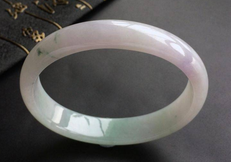 翡翠|三千块入手铁锈皮翡翠原石，切开里面一条裂都没有，手镯一箩筐！