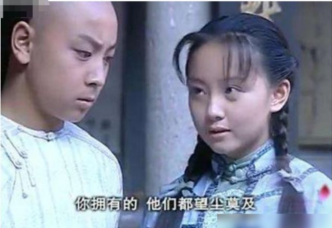 释小龙|曾令释小龙“魂牵梦绕”，当红因学业退圈，今嫁黑人成这样