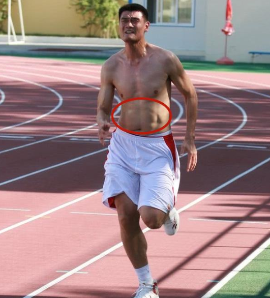 周琦|姚主席的腹肌,阿联的腹肌,周琦的腹肌,没有对比就没有尴尬!