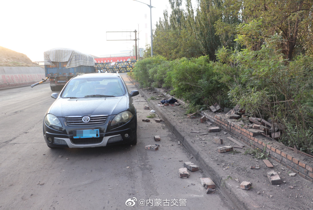 水库 大货车超高，小轿车遭殃