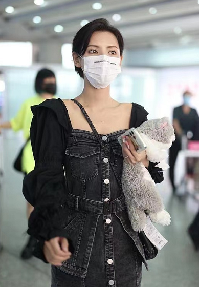 漫画|张予曦不愧是“漫画脸”,穿牛仔短裙秀出大长腿,小蛮腰好显眼