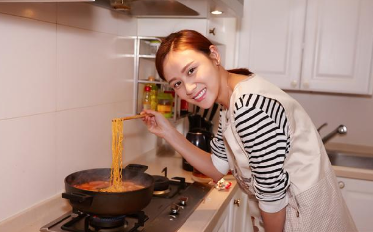 叶一茜|23岁嫁世界冠军，因戏子出身遭婆婆嫌弃，坐月子都是回娘家