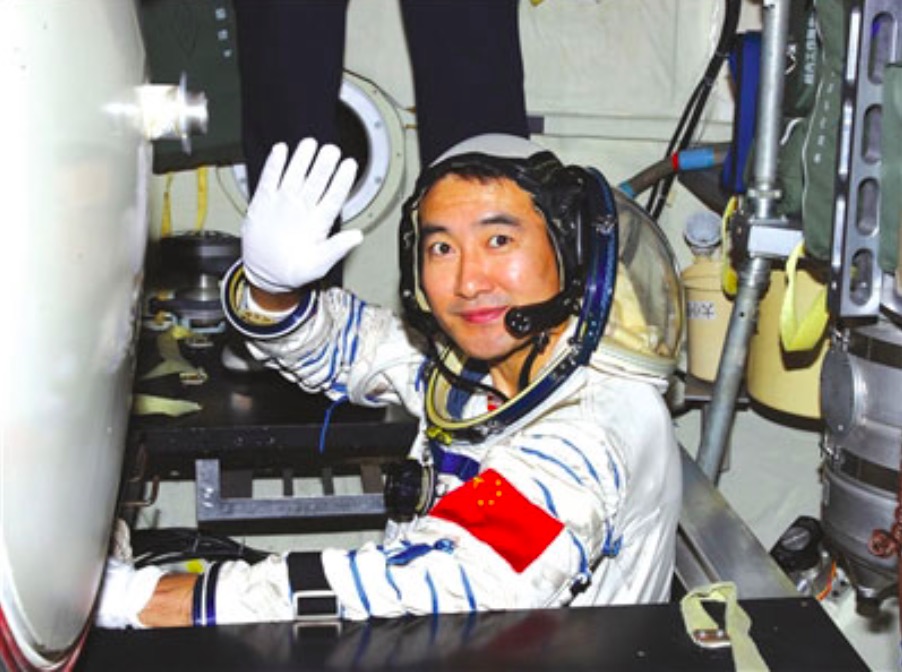 翟志刚 中国太空漫步第一人，母亲摆地摊将他养大，曾给杨利伟当备选