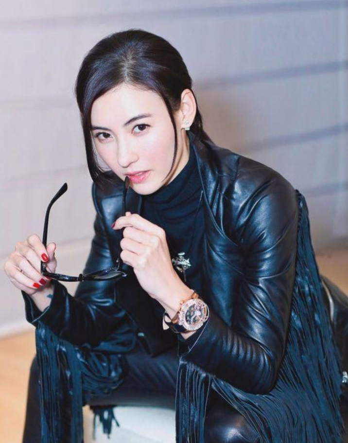 张柏芝|张柏芝演出时扣子裂开，有谁注意到小沈阳的手？网友：太机智了