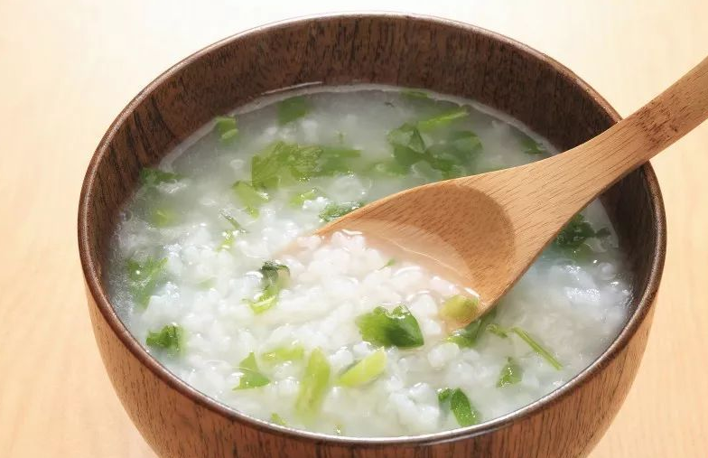 医生|晨起一杯热水“变毒水”，63岁老汉肾衰离世，医生叹惜：无知害人不浅