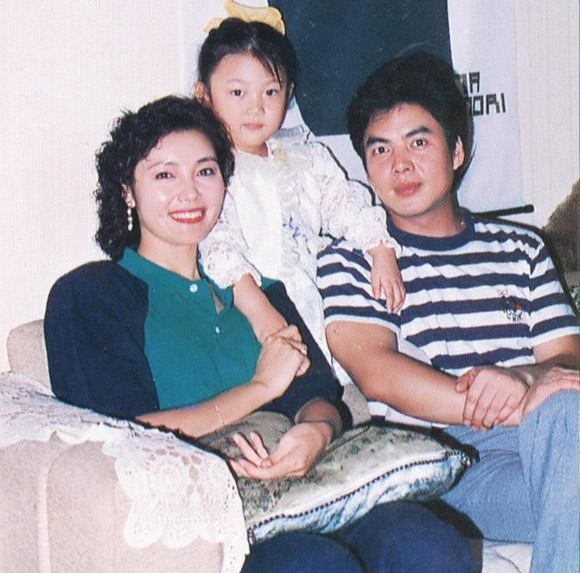 姜黎黎|“红牡丹”姜黎黎，68岁风韵犹存，晒与老公近照，女儿遗传了她的美貌