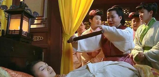 后宫史|清朝女子因难产昏厥,家人认为已死把她下葬,200年后棺内景像凄惨