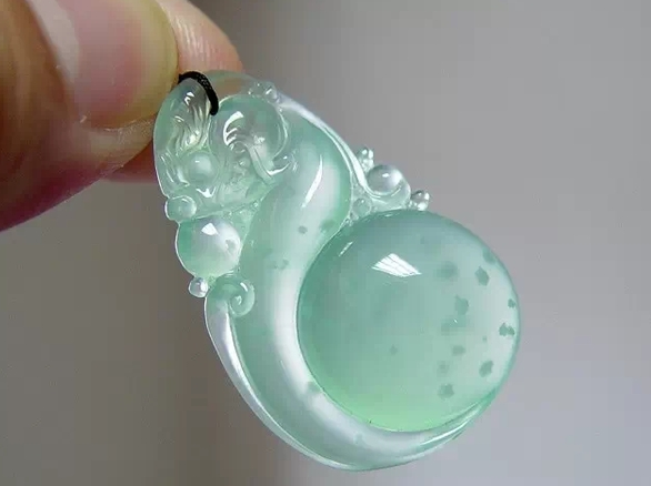 翡翠手镯|阳绿翡翠有雪花棉时好时坏呢？这要看雪花的大小，以及具体的分布
