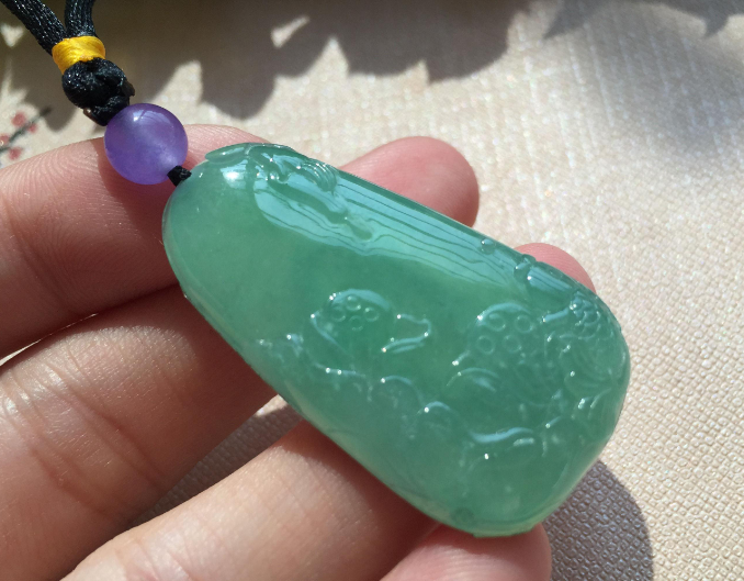 翡翠|翡翠饰品已成为流行趋势，因为不仅它有实用性，还有增值空间