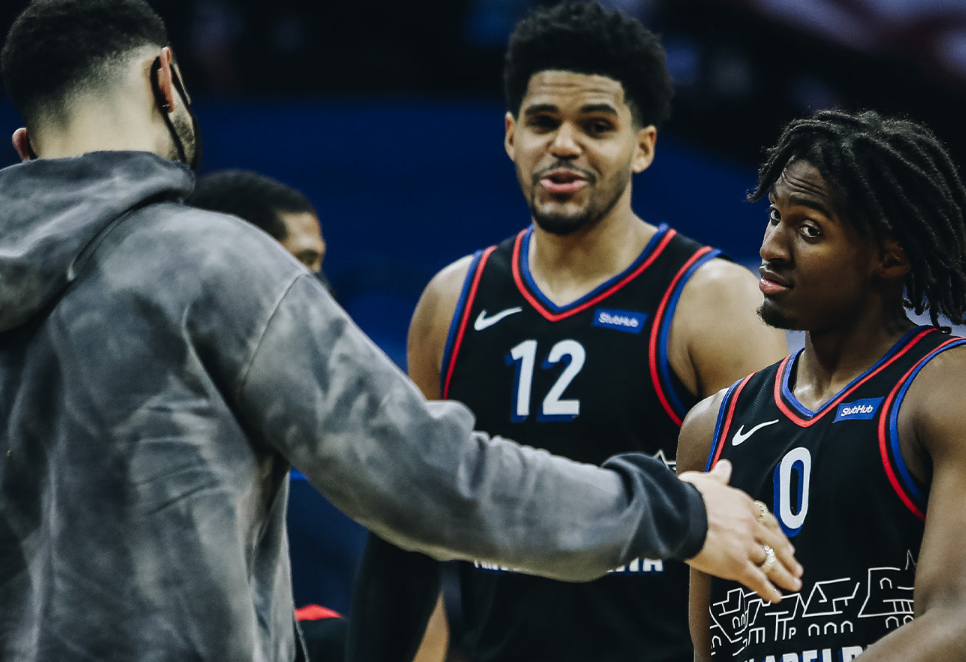 喬爾·恩比德|狂轟8連勝！19分14籃板，霍華德爆發迎里程碑，恩比德帶隊碾壓魚腩