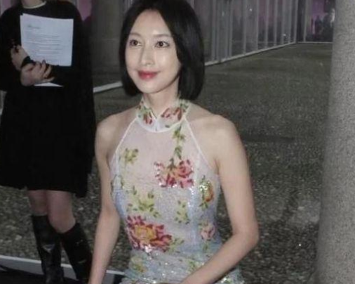 旗袍|张俪气质太完美了，一袭薄纱旗袍配短发，高级感藏不住