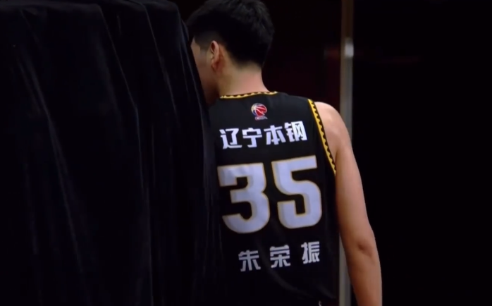 杨鸣|6分钟4犯1失误！杨鸣将辽篮大将赶出球场，于嘉：这是气急了