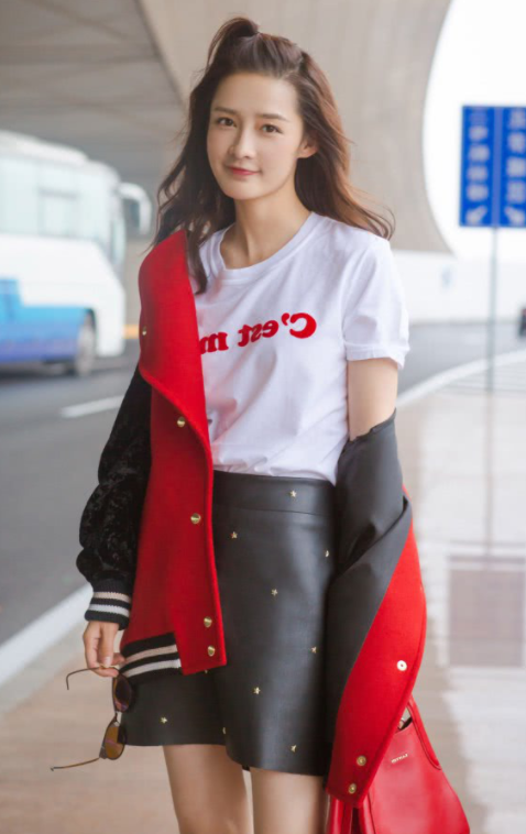 专升本|时尚女孩李沁，穿衣不要太时髦，尽显满满吸睛效果